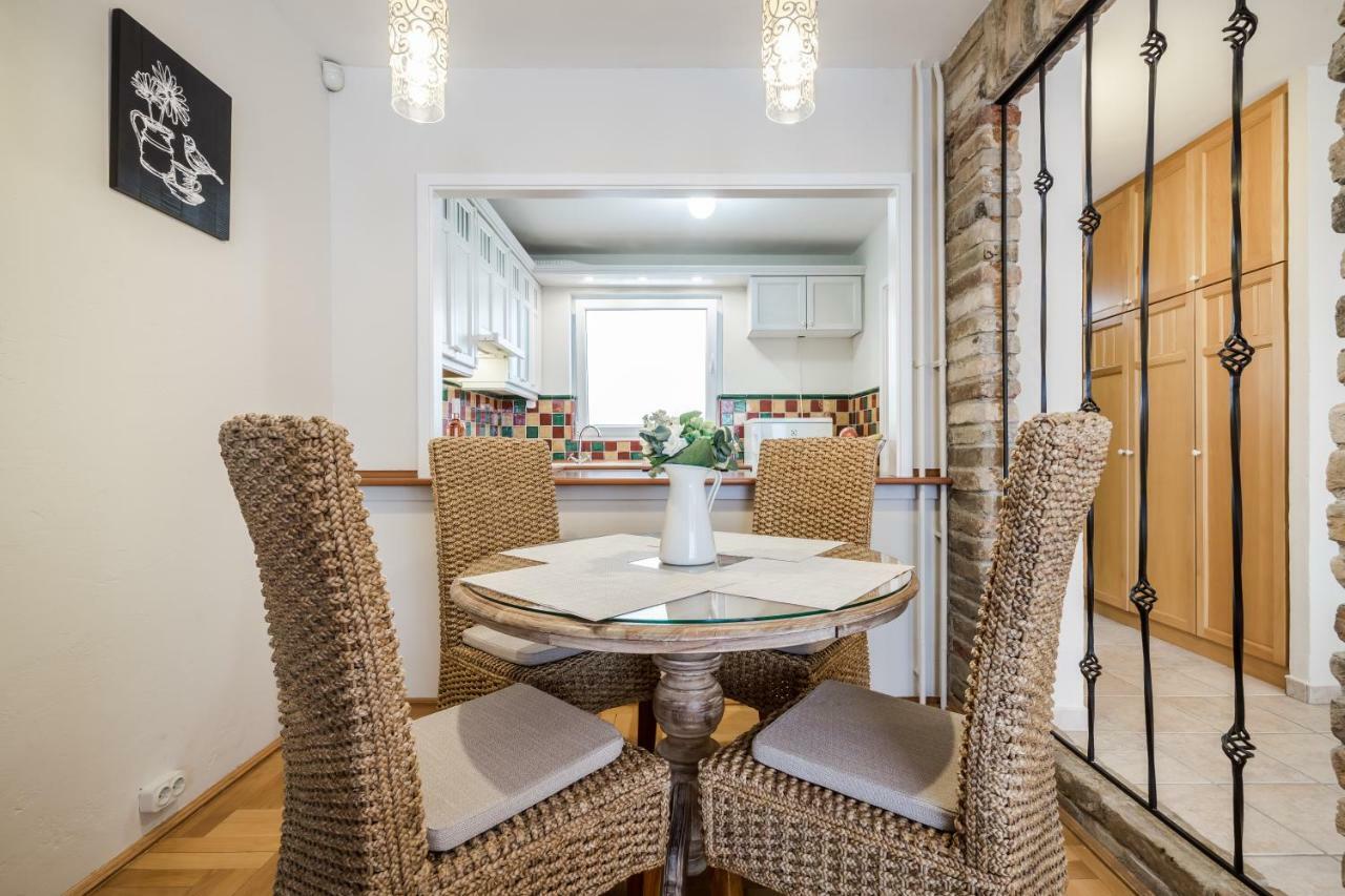 Bpr Golden Corner Suite With Balcony & A/C Boedapest Buitenkant foto