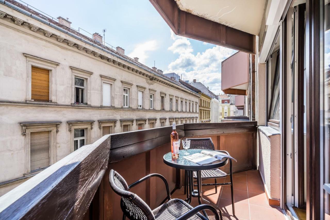 Bpr Golden Corner Suite With Balcony & A/C Boedapest Buitenkant foto