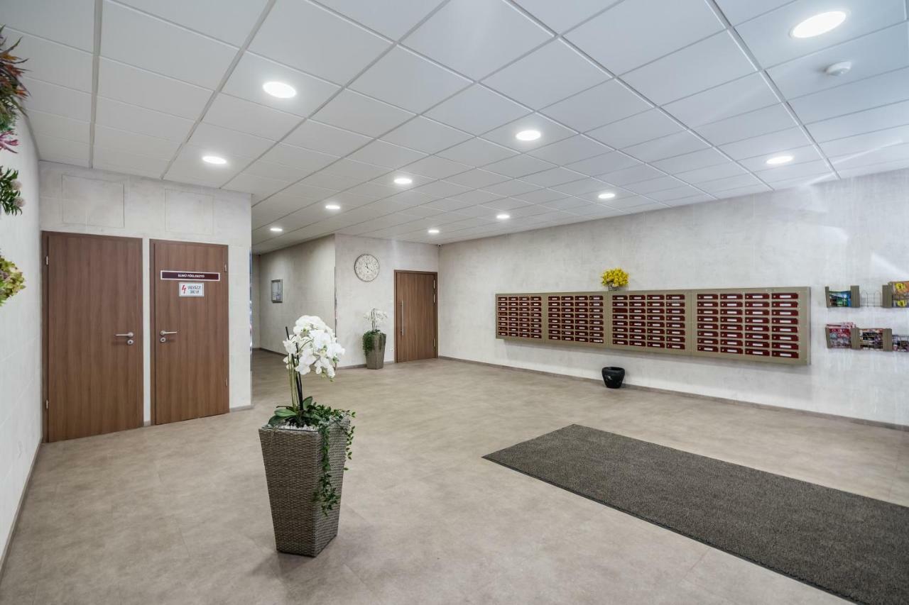 Bpr Golden Corner Suite With Balcony & A/C Boedapest Buitenkant foto