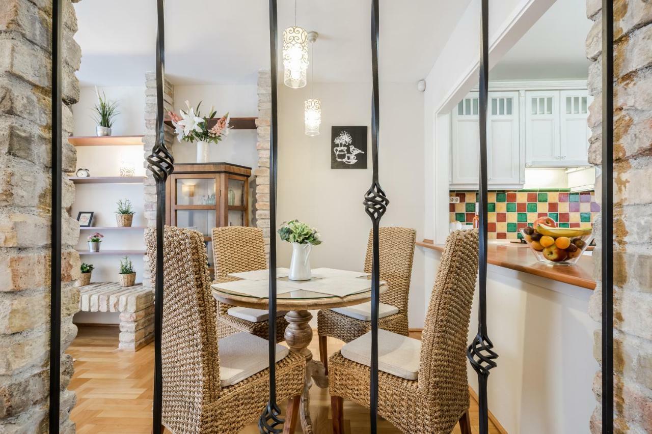 Bpr Golden Corner Suite With Balcony & A/C Boedapest Buitenkant foto